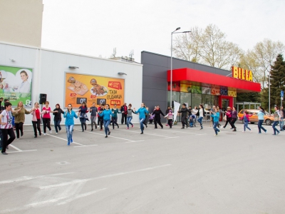 Thousands of Bulgarians took part in free folklore dance lessons in front of BILLA stores